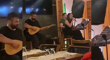 Sahnede Türkü söyleyen ünlü şarkıcının üstüne hoparlör düştü!