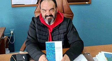 Samsun’da İlkokul Müdürü Ayhan Dodur kitabının gelirini öğrencilere bağışladı