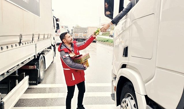 Samsun'da yolda kalanların yardımına Kızılay koştu