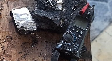 Şarjdaki telefonun bataryası patladı! Yangın çıktı  