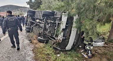 Servis aracı devrildi! Çok sayıda kişi yaralandı