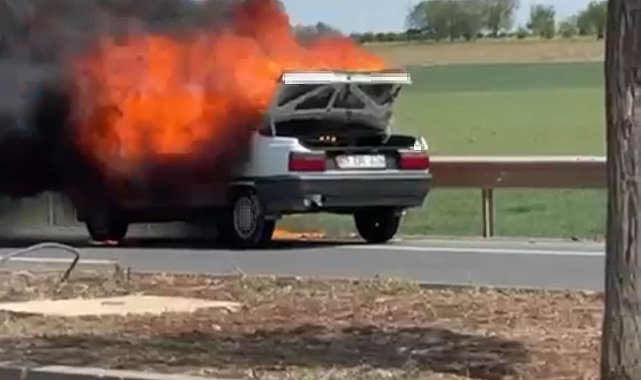 Seyir halindeki otomobil alev aldı