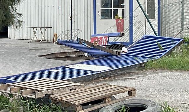 Şiddetli fırtına: Su deposu devrildi, konteynerleri uçurdu