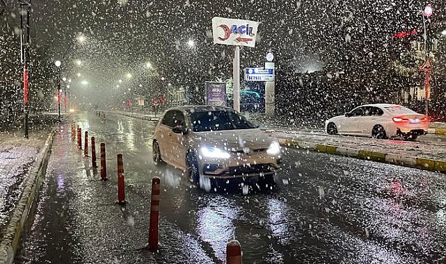 Sivas'ta nisan karı... Kent merkezi beyaza büründü