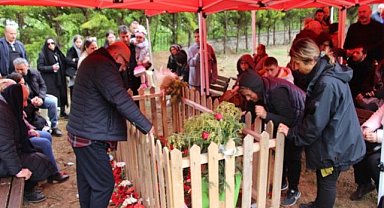 Volkan Konak'ın kabri sevenleriyle dolup taşıyor