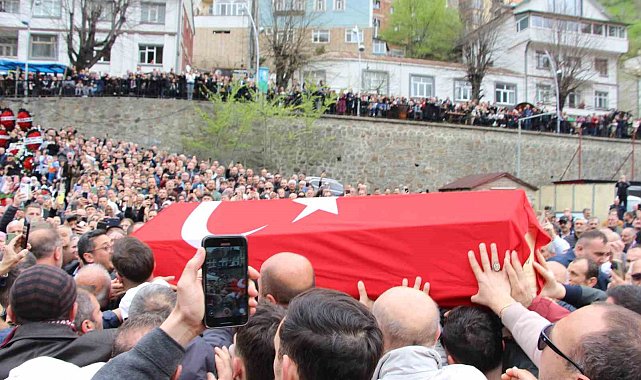 Volkan Konak'ın cenazesi namazın kılınacağı alana alkışlarla getirildi
