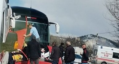 Yolcu otobüsü ile otomobil çarpıştı: 1 ölü, 1 ağır yaralı