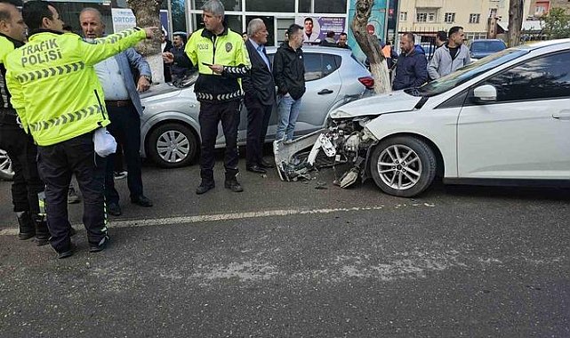 Zincirleme kaza! Otomobil park halindeki 3 araca çarptı...