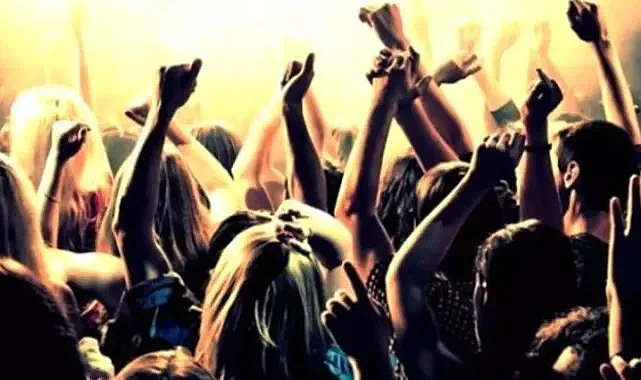 Zonguldak'ta eğlence mekanında uyuyakaldı! Kartından 370 bin TL para çekildi