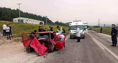 2 otomobil kafa kafaya feci şekilde çarpıştı! 3 ölü 1 yaralı