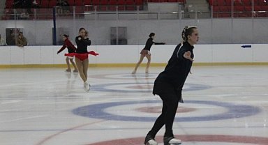 Artistik Buz Pateni Amatörler Yarışması Samsun'da başladı