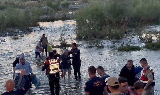 Baraj kapakları açıldı! Piknik yapan vatandaşlar suyun içinde mahsur kaldı