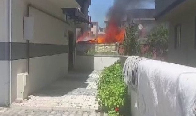 Binanın kömürlüğü alev alev yandı