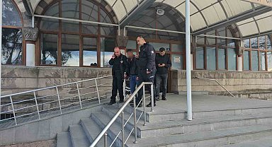 Cami minaresinde intihar girişimi