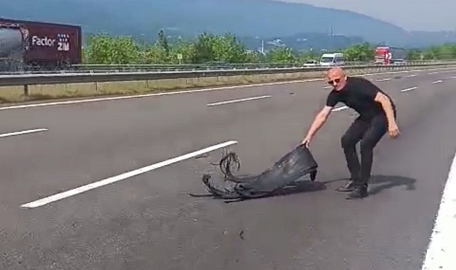 Canını hiçe saydı, kaza olmasın diye plastik parçaları topladı