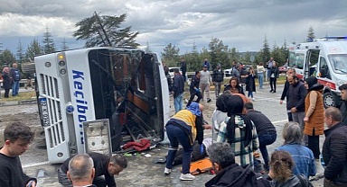 Feci kaza! Yolcu midibüsü devrildi! Çok sayıda yaralı var
