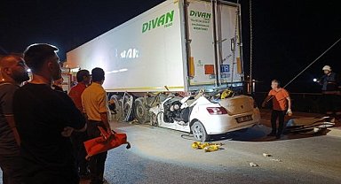 Feci kazada otomobil tırın altına girdi! 2 kişi hayatını kaybetti