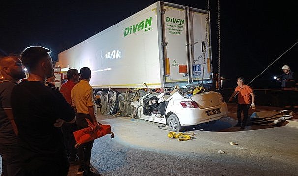 Feci kazada otomobil tırın altına girdi! 2 kişi hayatını kaybetti