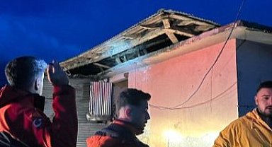 Fırtına ve hortum korku dolu anlar yaşattı! Evlerin çatısı uçtu