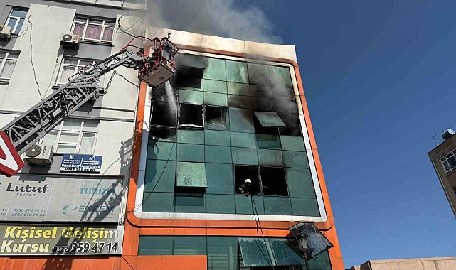 İş merkezinde yangın! 2 işçi atlayarak kurtulmaya çalıştı