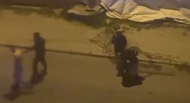 İstanbul’da korkunç olay! Sokak ortasında 2 erkek kadını feci şekilde darp etti