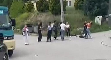 Karabük’te üniversiteli genç kızlar saç saça kavga etti!