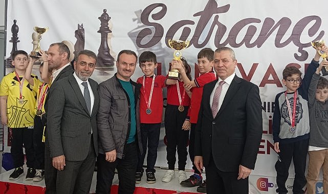 Karadeniz İlkokulu Doğru Hamle İlkadım Satranç Turnuvası'nı kazandı