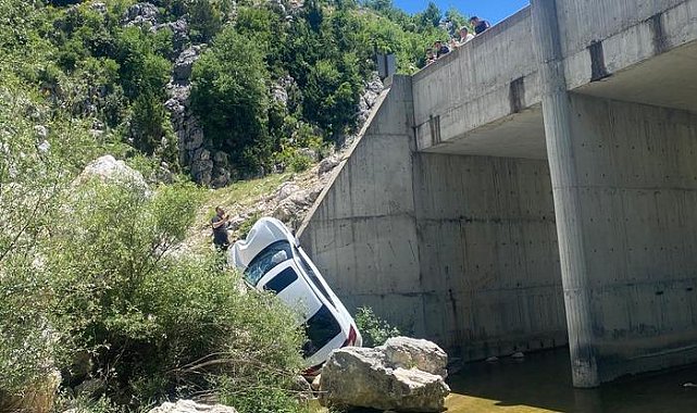 Otomobil dere yatağına düştü, 4 kişi yaralandı