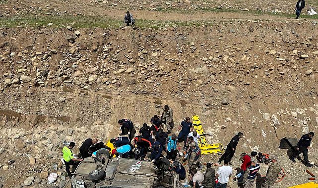 Otomobil dereye uçtu: 7 yaralı