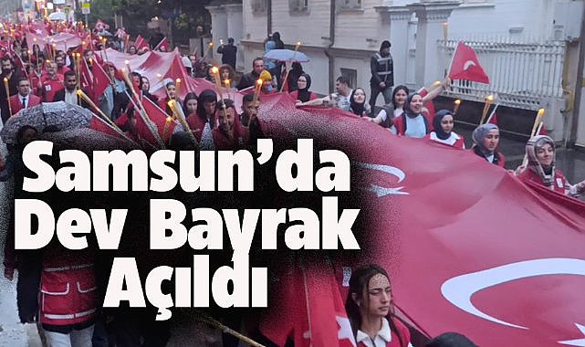 Samsun'da Bayrak ve Fener Alayı yürüyüşünde dev bayrak açıldı