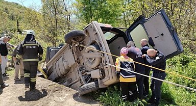 Samsun’da hafif ticari araç devrildi: 2 yaralı