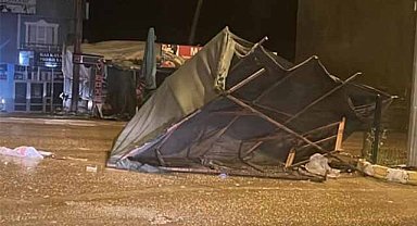 Şiddetli fırtına önüne kattığını sürükledi! Vatandaşlar paniğe kapıldı