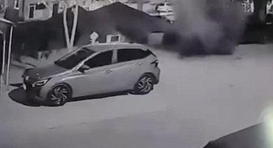 Tazyikli su asfaltı patlattı: İki araçta hasar oluştu,