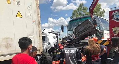 Yolcu otobüsü gişelerde bekleyen araçlara çarptı: 10 ölü