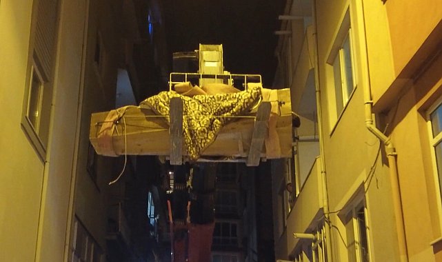 165 kiloya ulaşan kişinin cenazesini vinçle taşıdılar