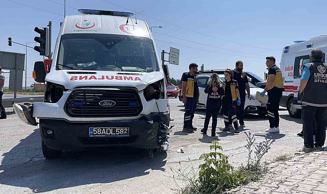 Ambulans ile otomobil kavşakta çarpıştı! 5 yaralı