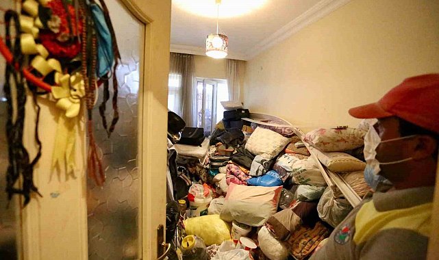 Çöp ev operasyonunda 2 ayrı evden 8 kamyon dolusu çöp çıktı