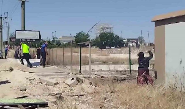 Evi yakıp gelen ekipleri taş yağmuruna tuttu