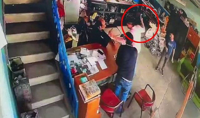 Görüntüler kan dondurdu! Çekiçle başına vurup yere yıktı