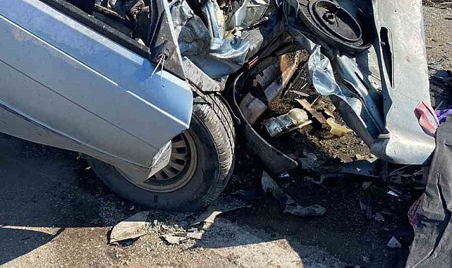 İki araç kafa kafaya çarpıştı: 2 ölü