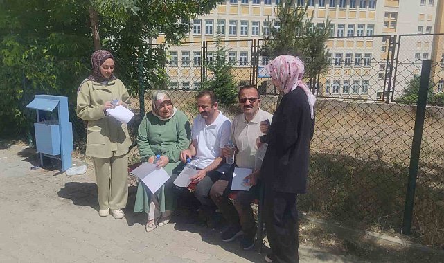 İkiz kardeşler kızlarıyla birlikte YKS'ye girdi