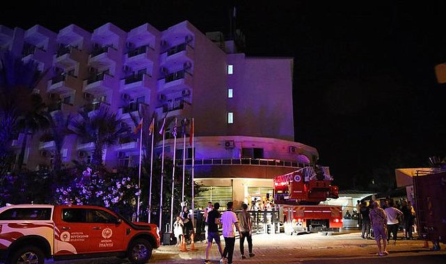 Otelin bodrum katından alevler yükseldi! Yüzlerce turist tahliye edildi
