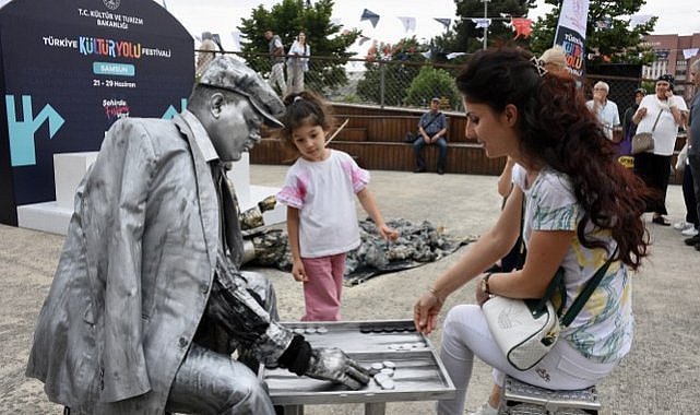 Samsun'da "canlı heykel" performans sanatı heyecanlandırdı
