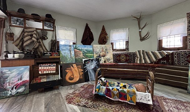 Samsun'da emekli öğretmen İzzet Acarel, garajını sanat galerisine dönüştürdü