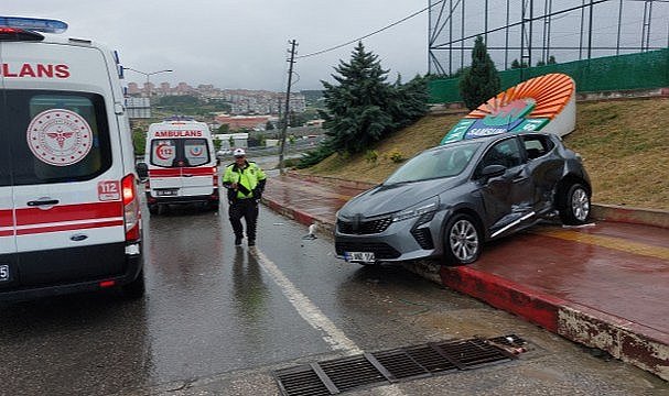 Samsun'da hafif ticari ile otomobil çarpıştı! 3 yaralı