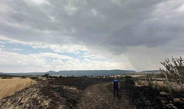 Tavuk çiftliğinde yakılan ateş tarlaya sıçradı