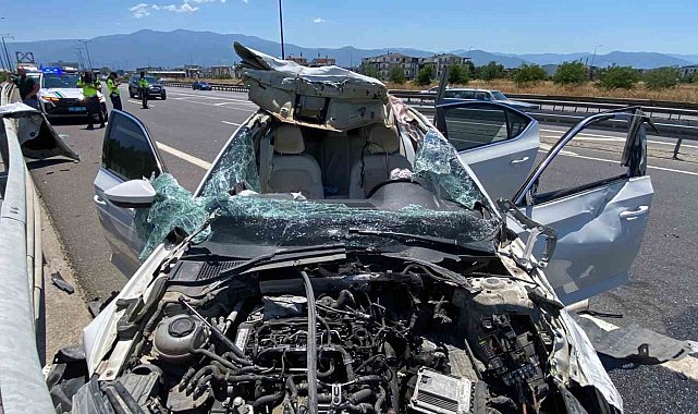 Bariyere çarpan otomobilin tavanı koptu: 4 yaralı