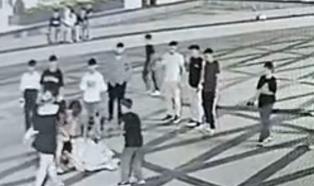 Bıçaklı kavga! 14 yaşındaki kız ortalığı savaş alanına çevirdi