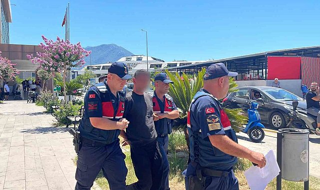 Birlikte yaşadığı eski eşini bıçakladı