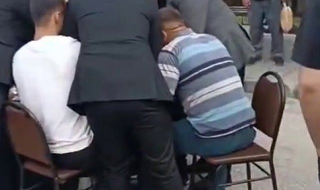 Düğün konvoyunun önünü kesip tavla oynadılar